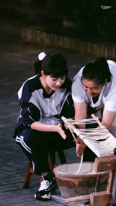 李艺彤爆改挂面师傅假期中的她们 李艺彤在《假期中的她们》里的挂面挑战简直是自带甜