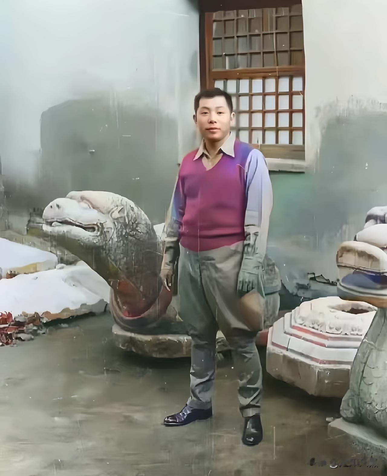 这才是张学良的真实容貌，这张拍摄于1935年西安的照片，定格了他34岁人生的重要