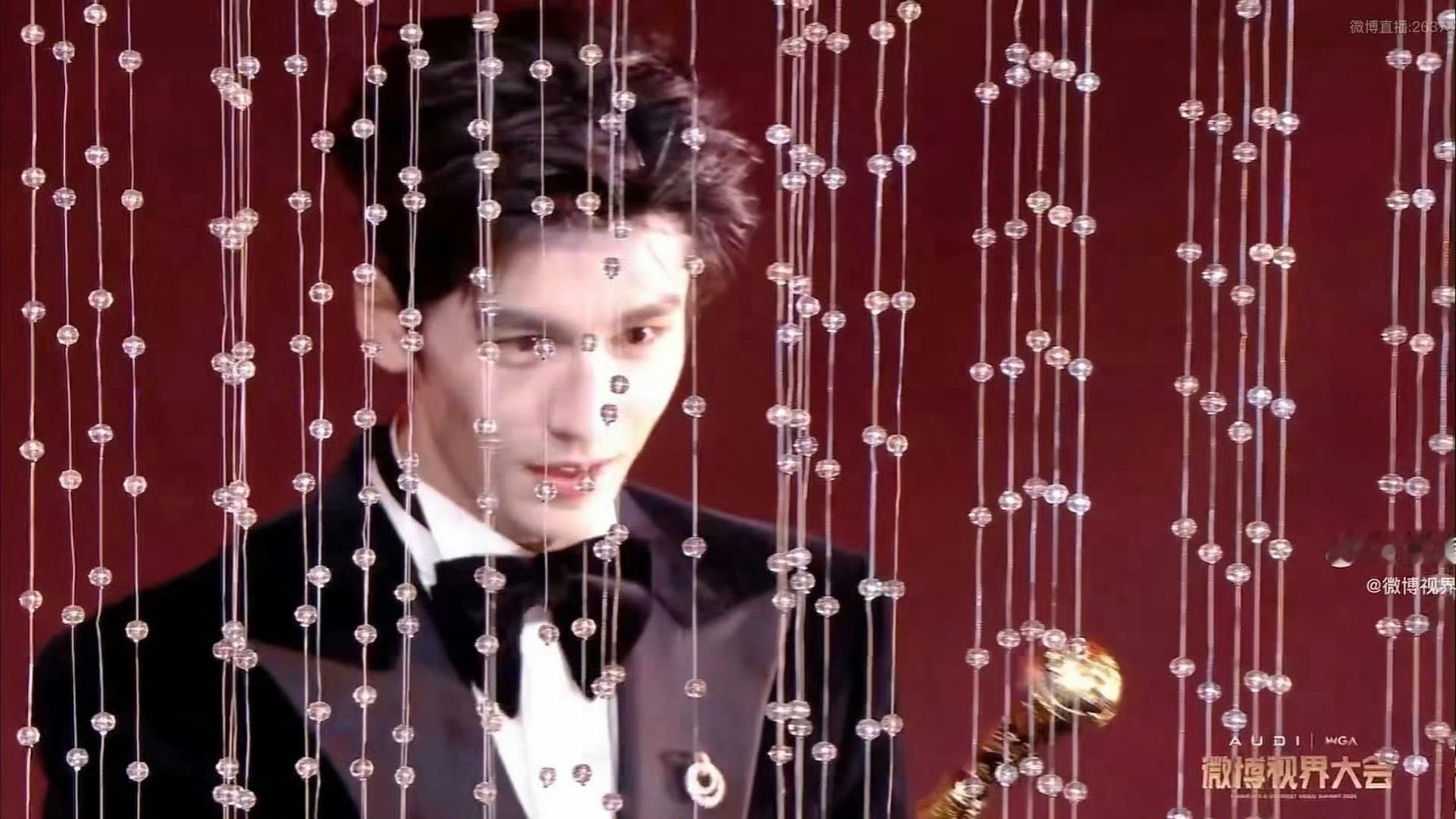 谁懂张凌赫甩权杖那一下谁懂张凌赫甩权杖那一下！这简直是daddy级别！！！ ​​