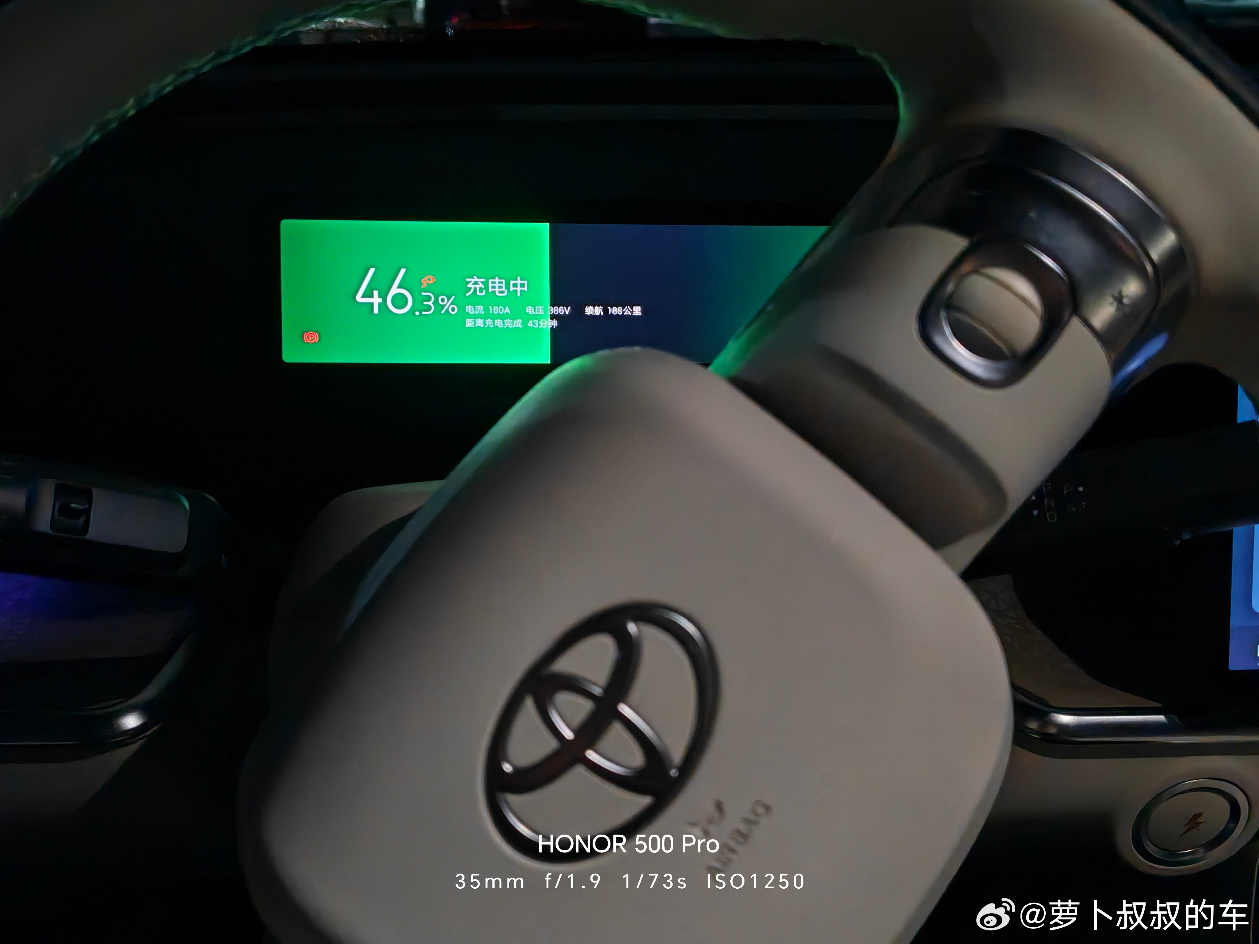 为了明天可以轻松跑长途，大半夜跑出来给铂智3X充电。虽然县城这座豪华酒店还没有建