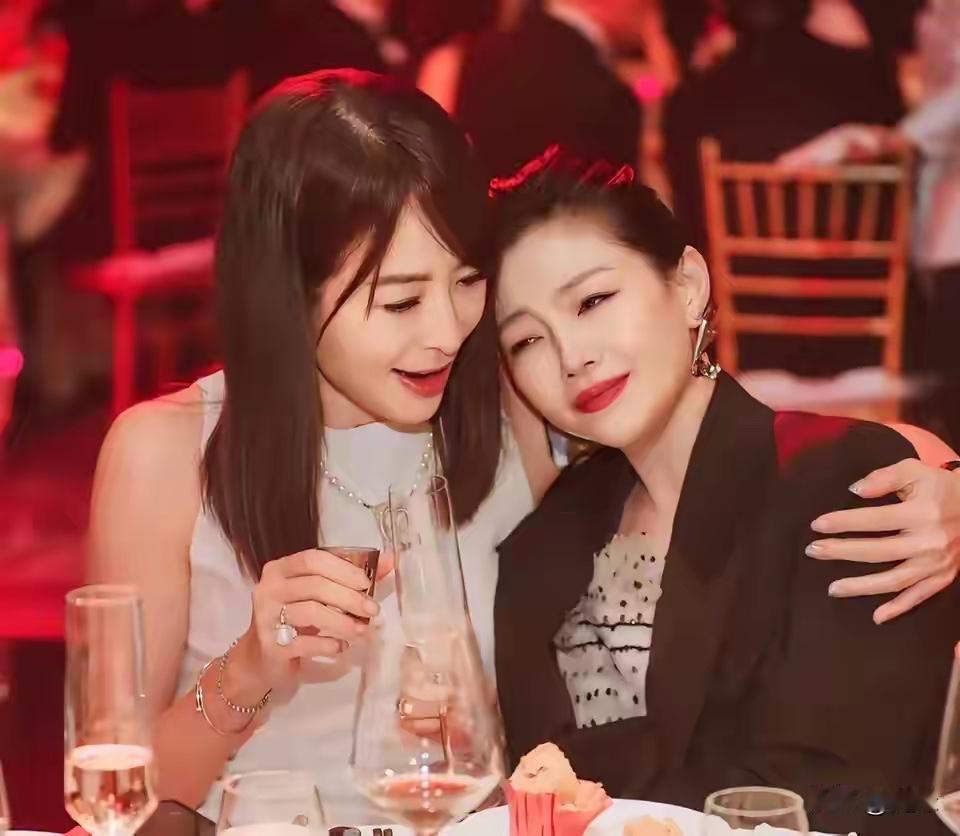 大S的闺蜜真的是太多了，厉害了，对她都很好，理解她，爱她，为她说话的也很多。她自