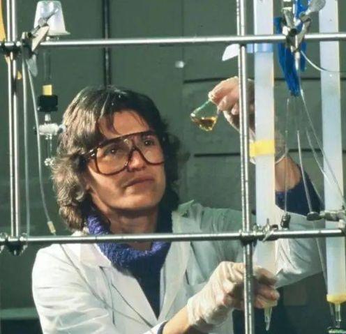 1996年，一名女科学家在试验时，不慎将两滴化学试剂滴在了橡胶手套上，她立刻摘下