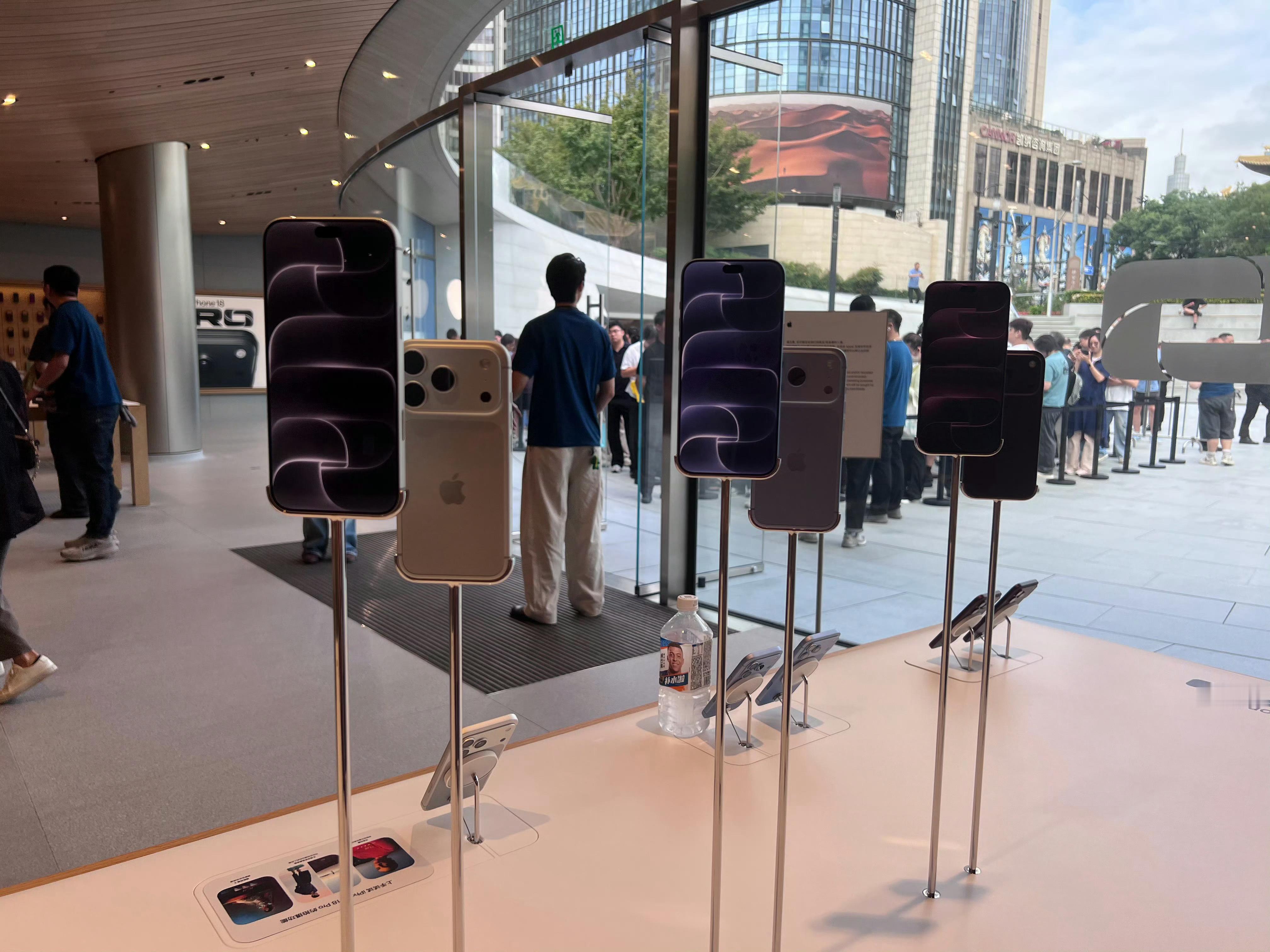 iPhone18ProMax加价二三百 特别好奇，以前抢苹果还可以理解，iPho