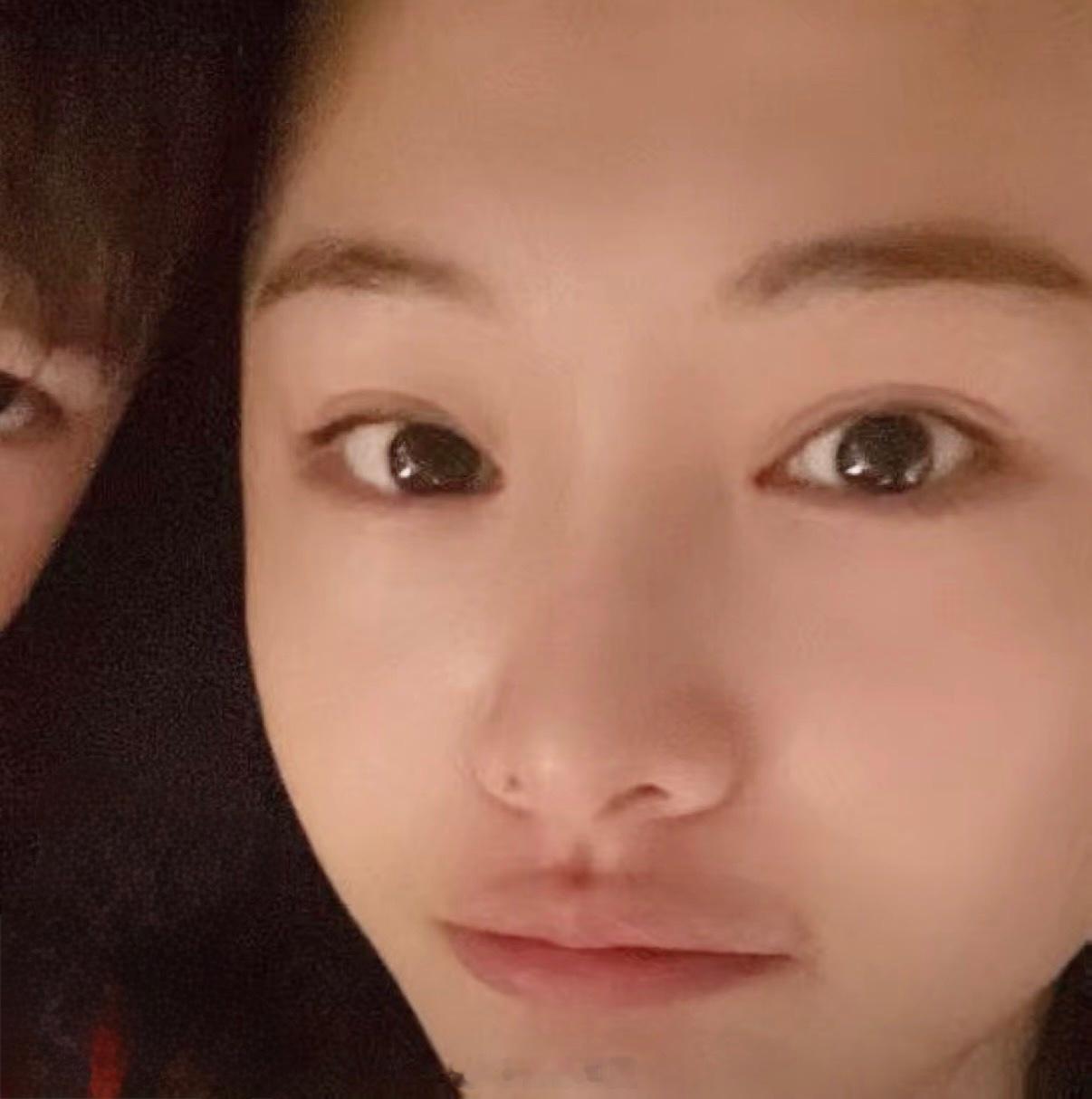 郑爽新照 新年快乐一：孩子一直是郑爽在抚养 已长成大帅哥（遗传郑爽漂亮脸蛋）二：