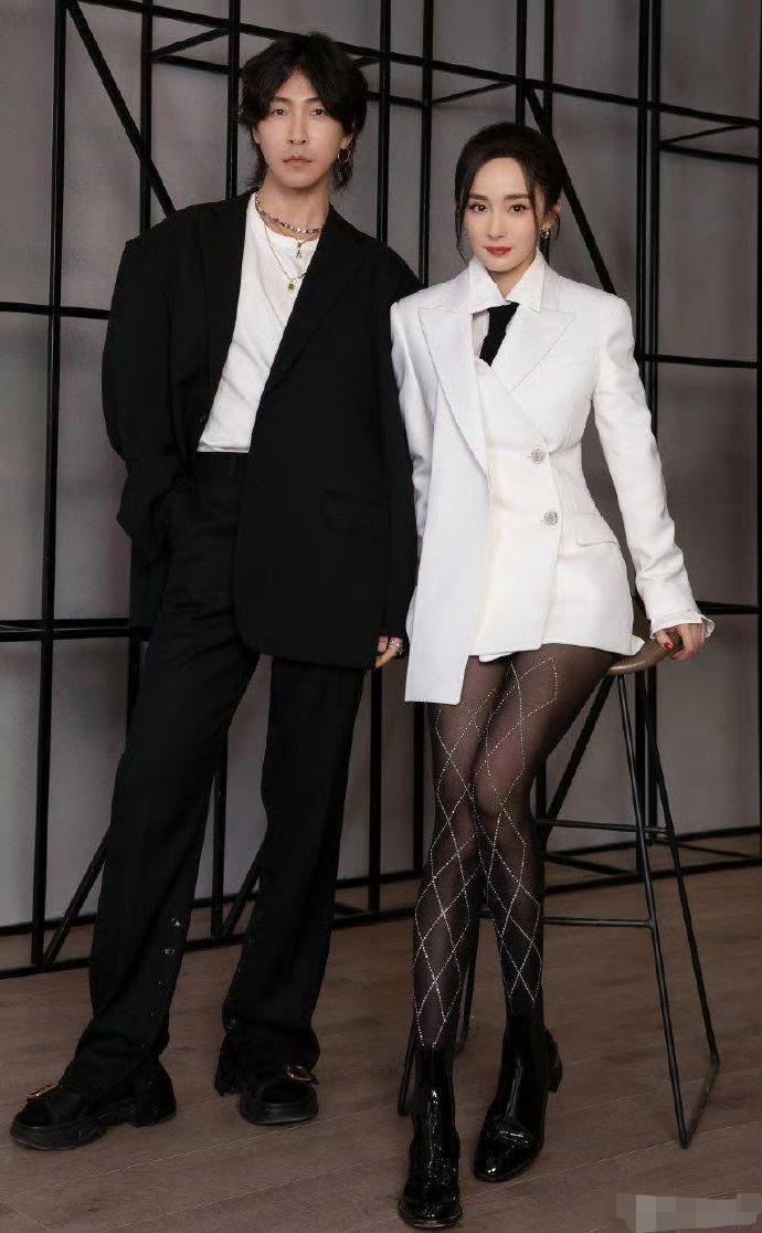 杨幂穿了镶钻黑丝裤袜没穿裤子？？ ​​​