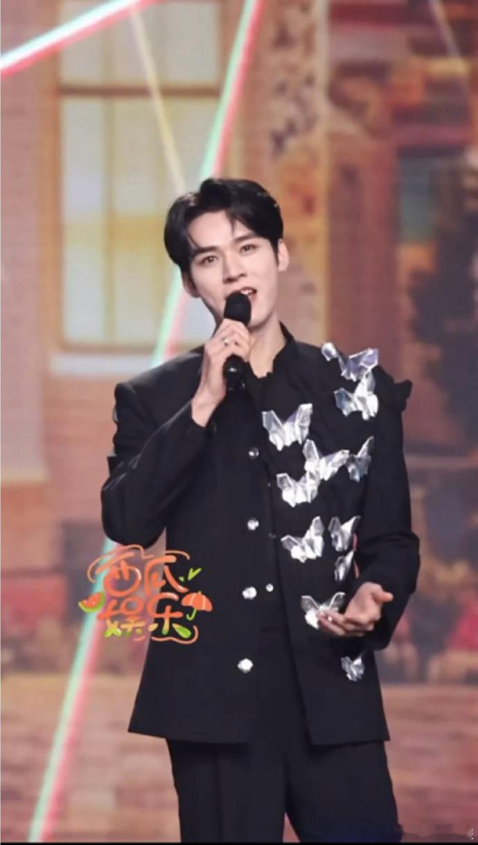 龚俊百花迎春晚会唱歌路透龚俊又开嗓了 百花迎春晚会路透，龚俊登台开嗓唱歌，又听到