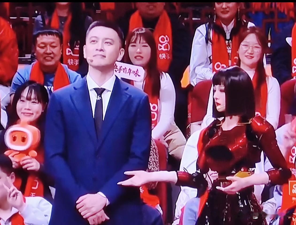 今年辽视春晚杨鸣这段跟机器人小柒的对话还是很有意思的，尤其是小柒介绍杨鸣的时候，