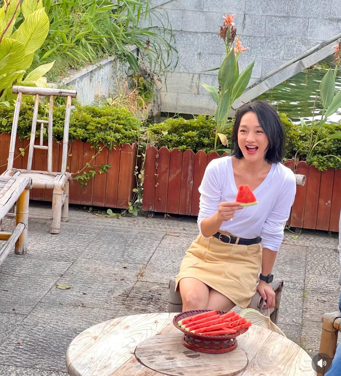50岁知名女星周迅的近照！
近日，有北京一网友在片场偶遇知名女星周迅拍摄，征得同