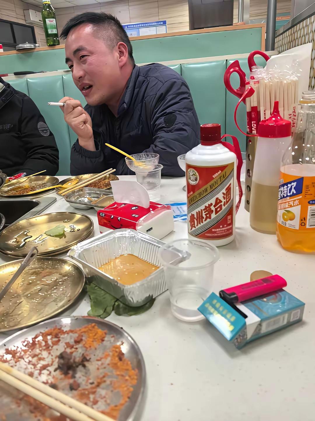 茅台降价了，现在饭局上越来越常见台子了