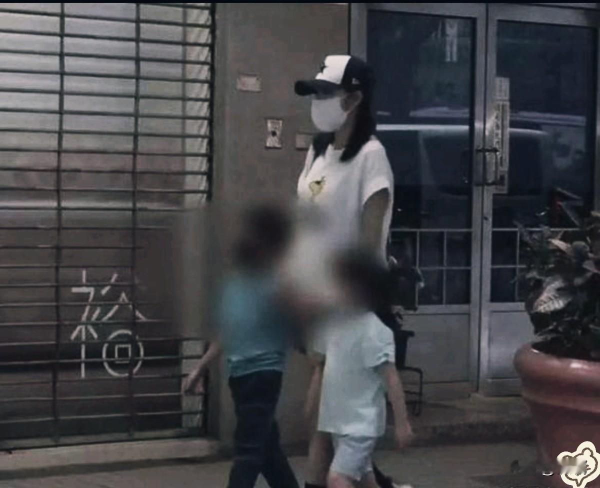 这则新闻着实令人惊叹，所谓“豪门生活”的边界究竟在哪里？
近日，安以轩被台媒拍到