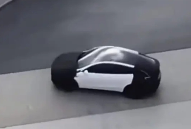 特斯拉ModelY新车型谍照曝光 据海外消息，有人在特斯拉美国工厂拍摄到了新款特