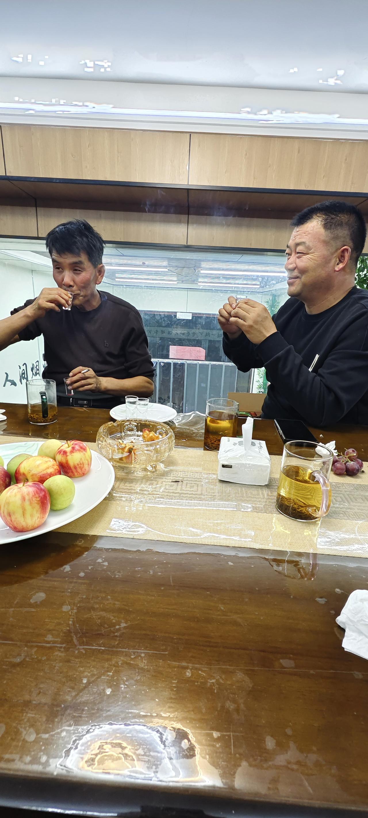 今天下午和四位高中老同学小聚了一下，十多年没见了，变化还是蛮大的，皱纹多了，鬓角