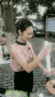 这就是传说中的钓鱼吗？

女子正在摆摊卖柠檬茶，她的心眼可真多，宁可把百元大钞扔