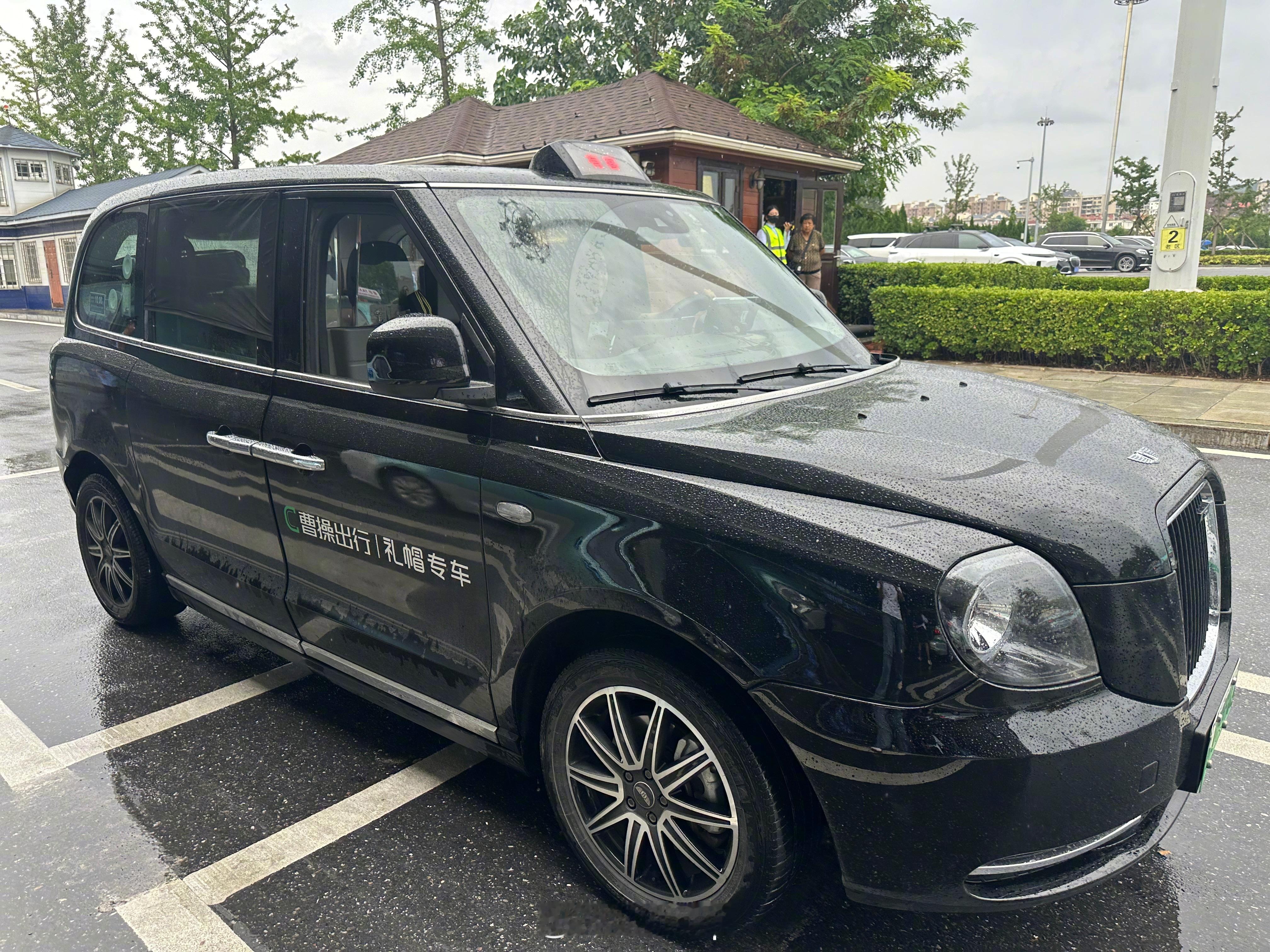 还是第一次坐LEVC的出租车，里面真宽敞，起步价10块钱。 ​​​