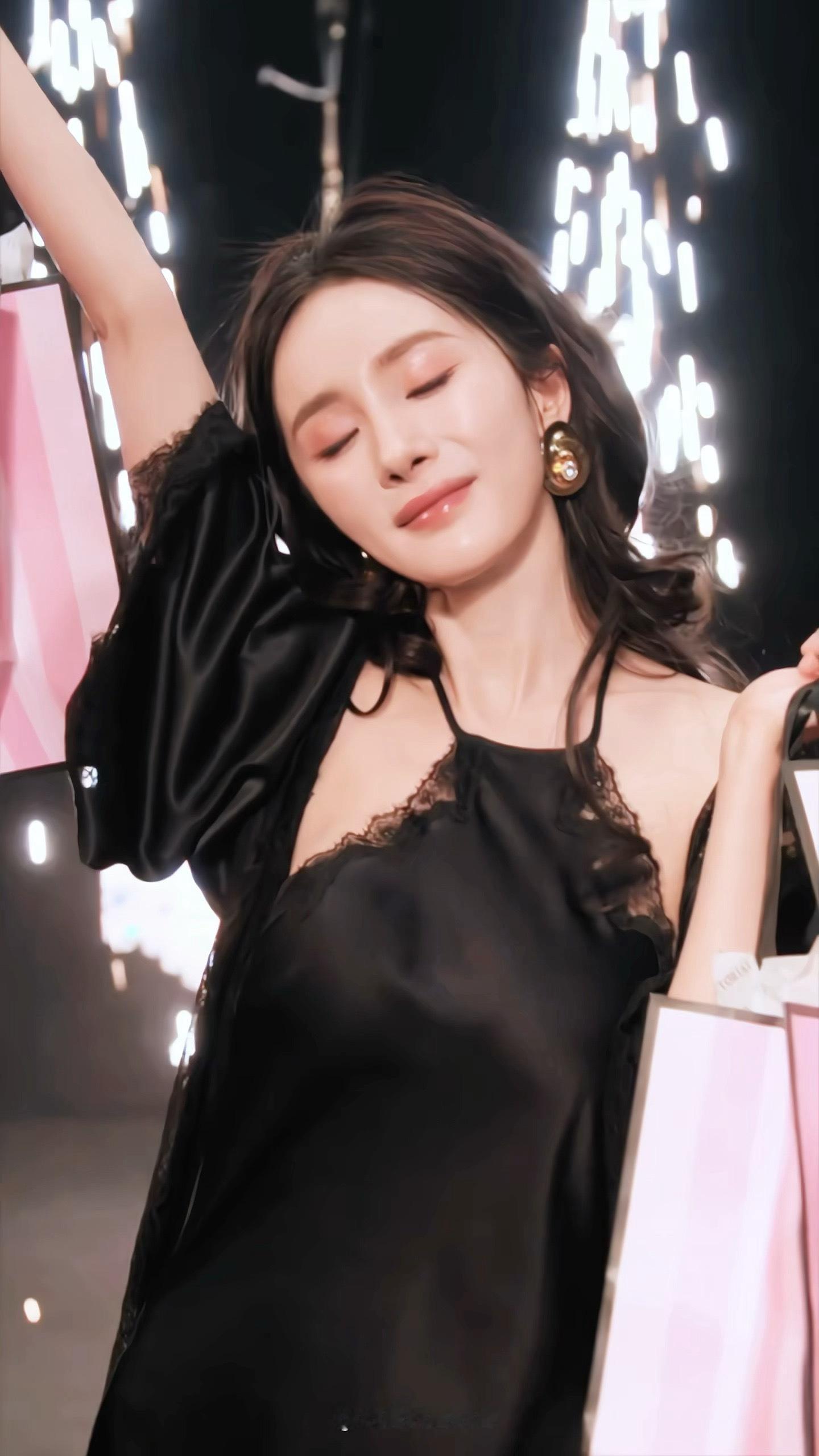 杨幂  ym杨幂江山大同 ym杨幂冯娷 你回头时弯弯的眼睛，像星星坠入深潭，搅碎