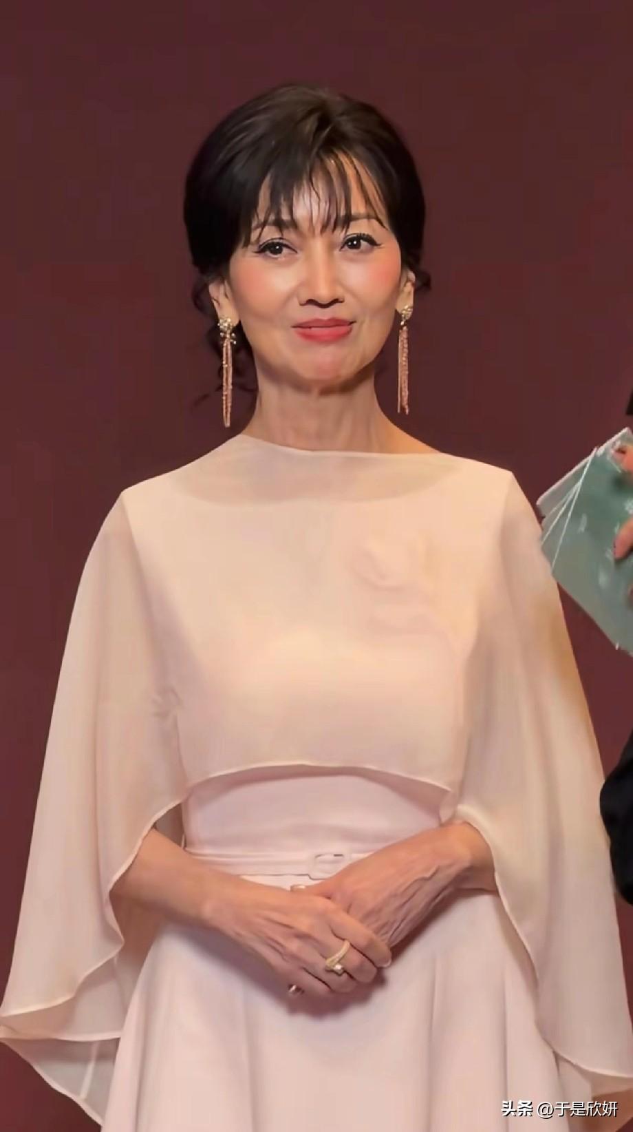 谁懂啊！🥹 70岁的赵雅芝状态真的杀疯了！
一袭裸粉色披风纱裙温柔又大气，轻薄