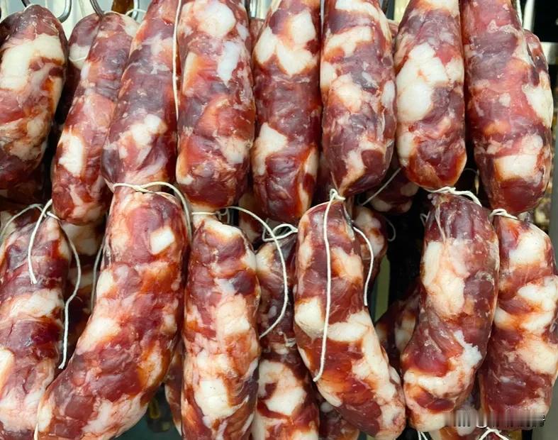 传统广味香肠的制作方法以及详细配方；
8斤肉的比例：
1.冰糖粉320克
2.鸡