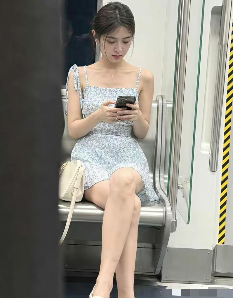 地铁偶遇的漂亮女孩，觉得颜值气质都非常出众，还是冷白皮。却有网友说：要是足够好看