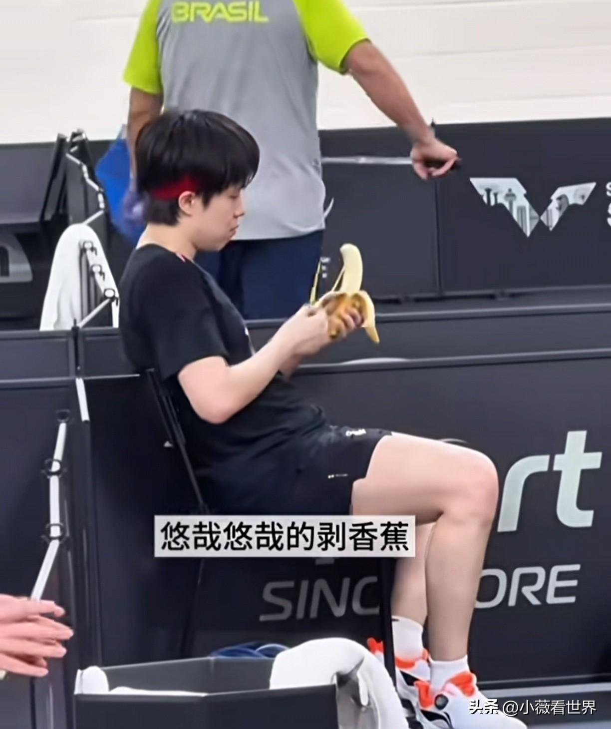 都被头哥吃香蕉的画面看笑了！这哪里还有一点赛场上叱咤风云的小狮子影子？

只见他