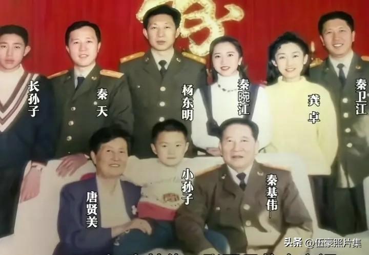 1994年11月，开国上将秦基伟将军八十寿诞时全家的珍贵留影，一门四将军的荣耀。