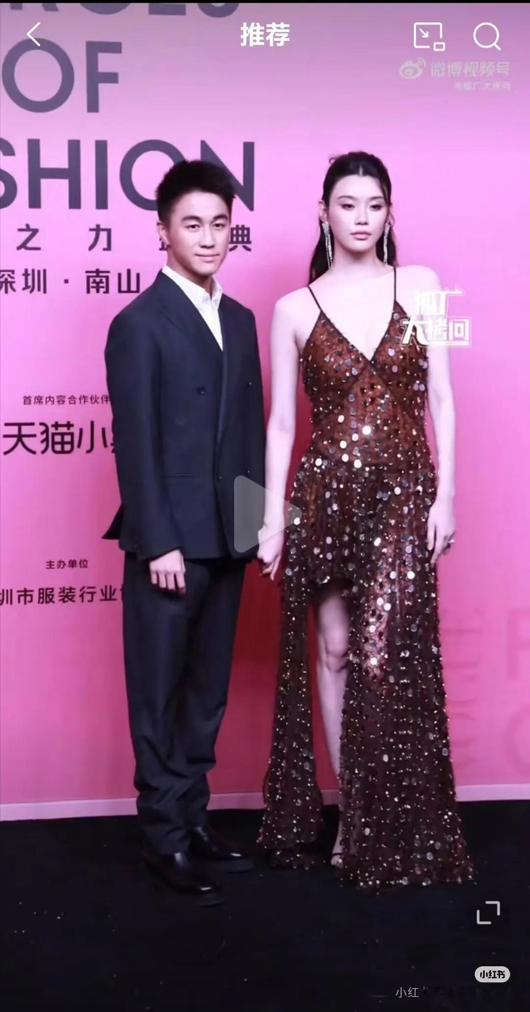 奚梦瑶高低肩像带孩子一样[允悲][允悲] ​​​