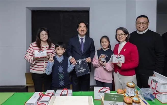 台湾号外：
台湾地区领导人赖清德遇小二男童立志要当台湾地区领导人当面争取支持，获