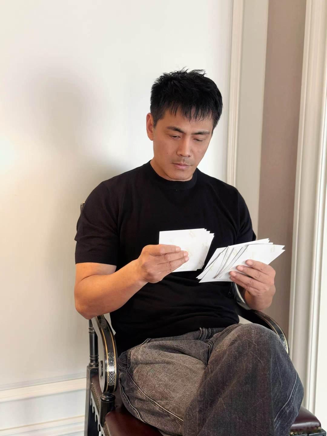 邵兵官宣披荆斩棘 荧屏上的硬核是他，生活里的柔软也是他。邵兵已抵达，刚柔并济的哥
