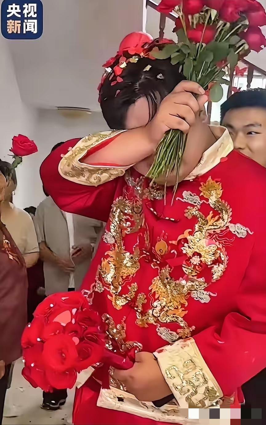 这个丈母娘，火到央视新闻！”江苏连云港，新郎上门接亲，想过被堵门刁难，但女方家的
