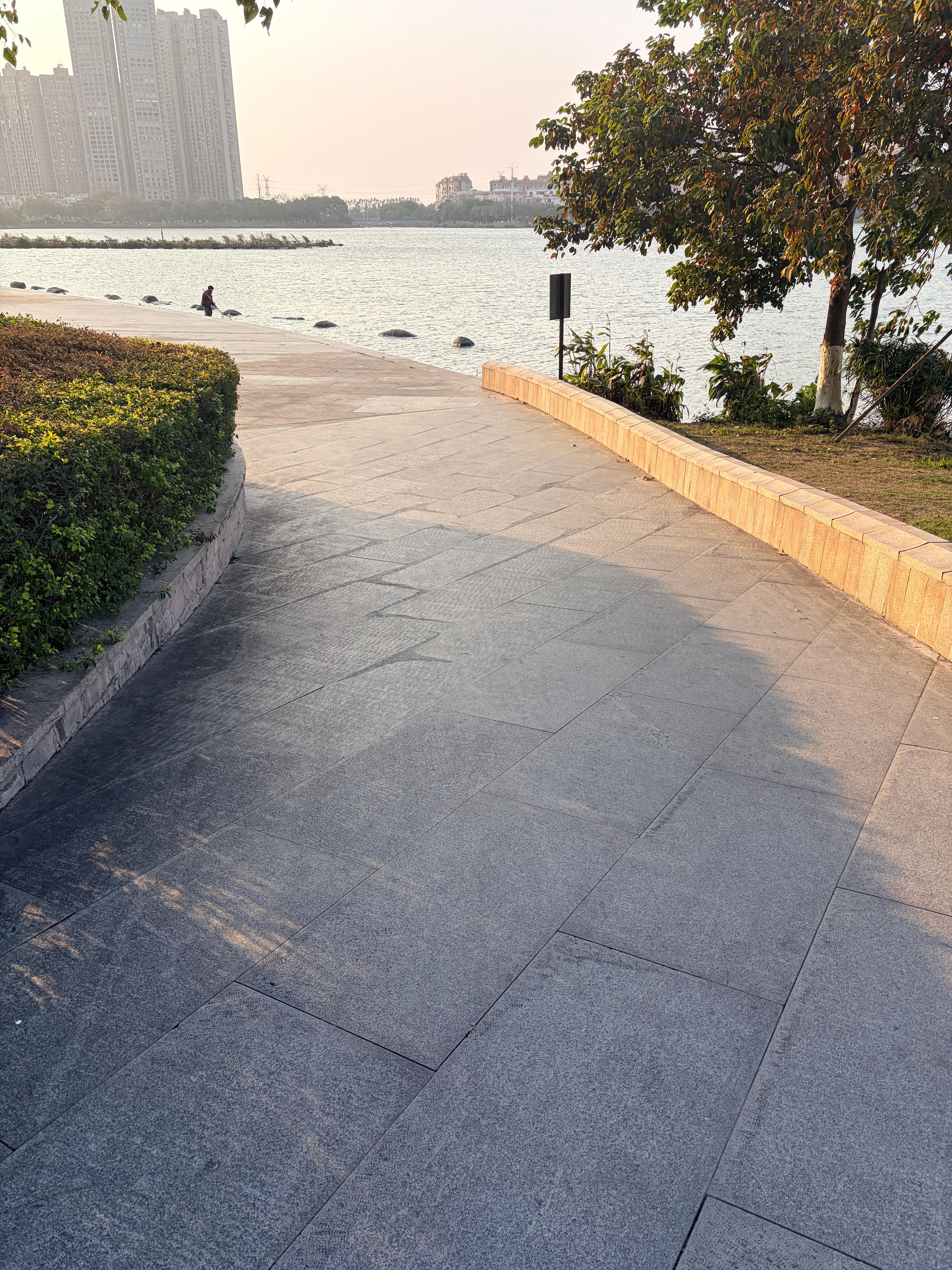 之前玩滑板，在这里去差点没刹住就要往沟里去le