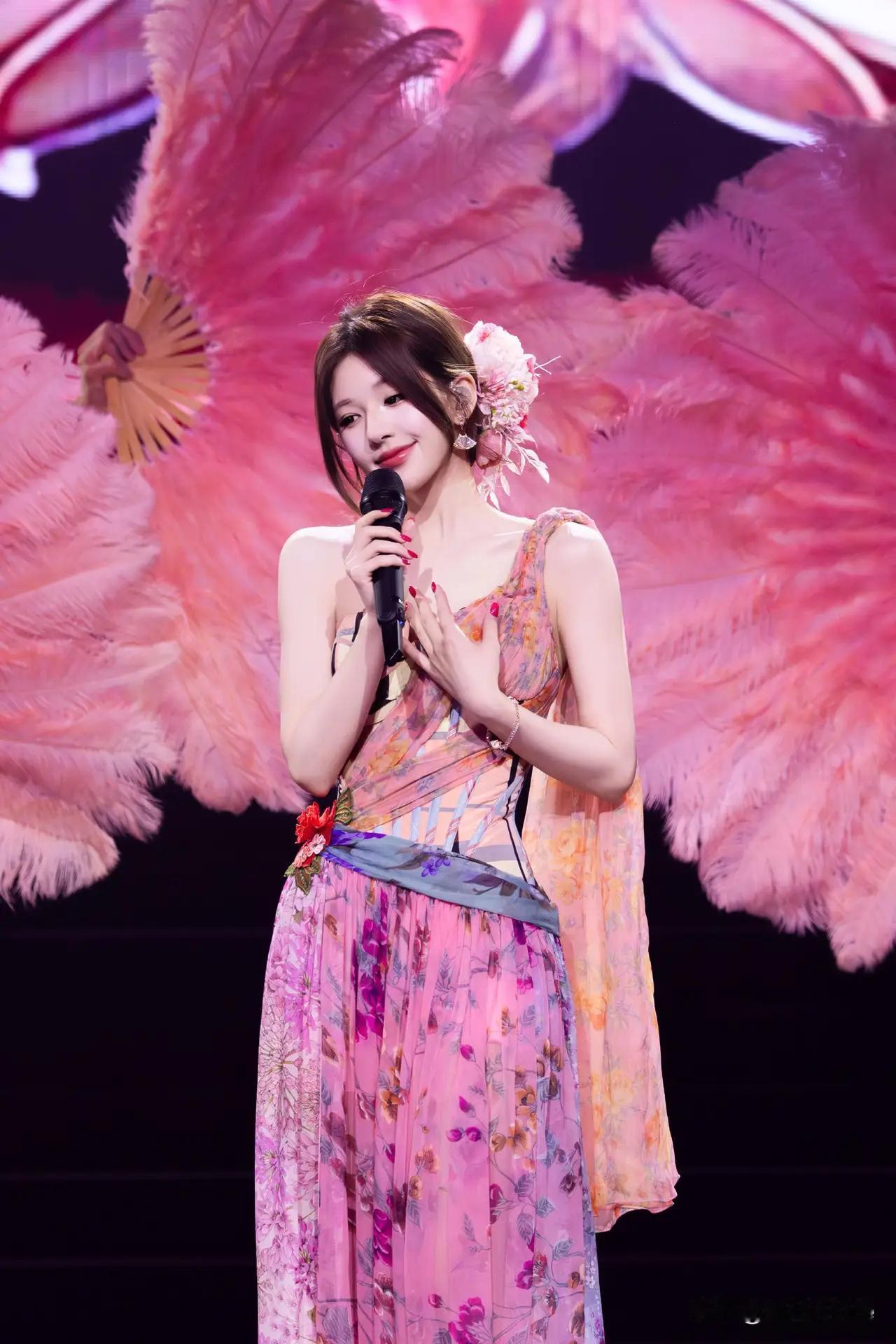 5月9日，赵露思演唱会造型惊艳众人，美如天仙。不过，现在的赵露思美是美，却缺少辩