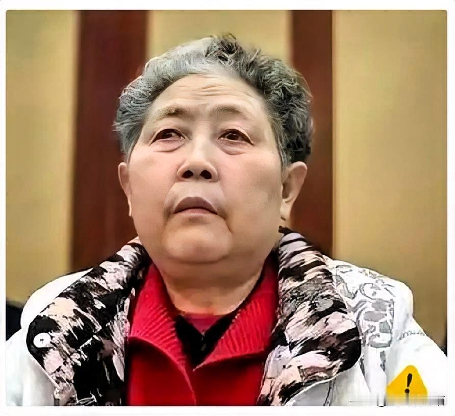 老干妈当年创业，穷得连瓶子都买不起。玻璃厂嫌她订单小，只有贵阳一家小厂肯帮她，价