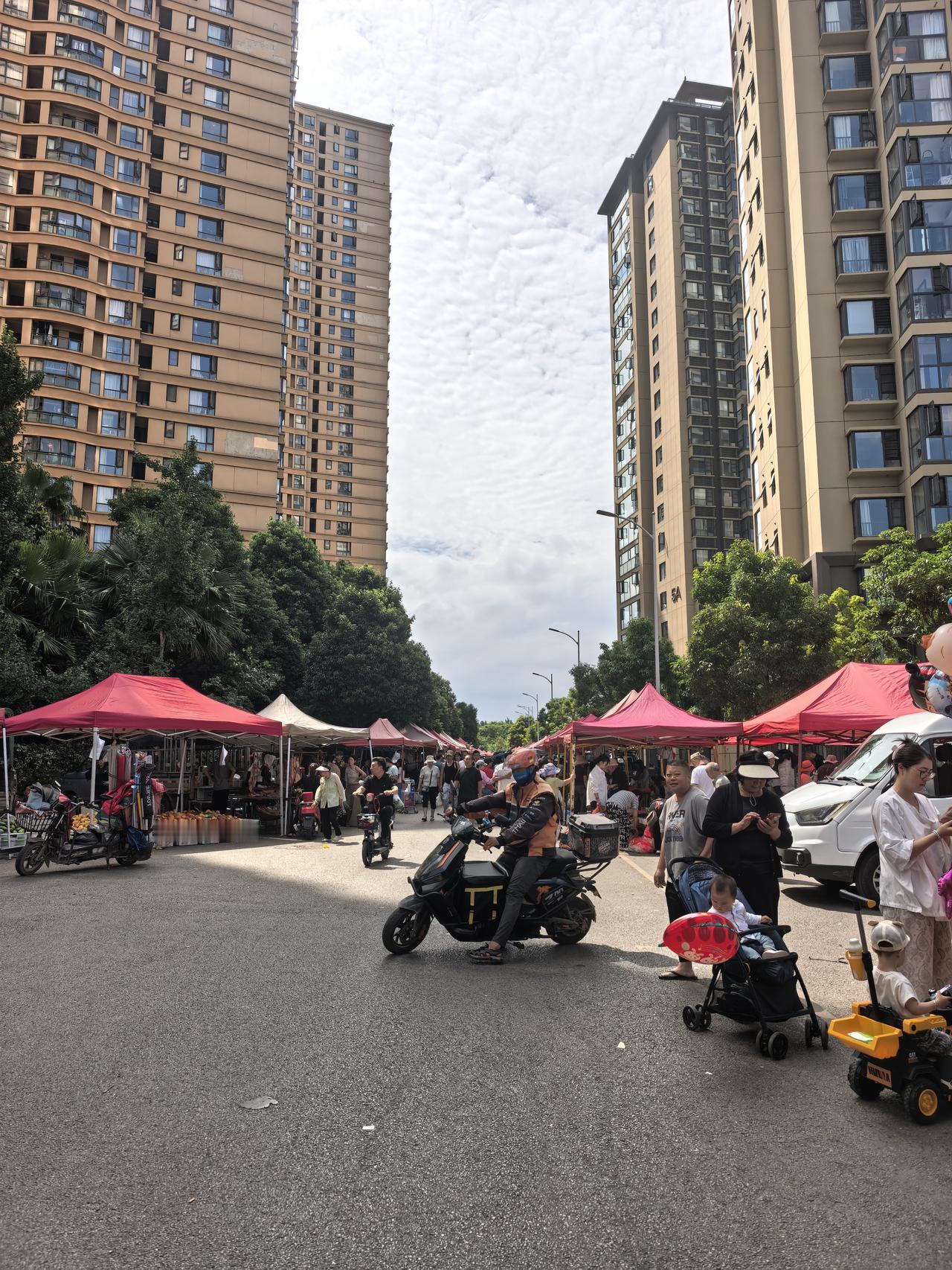 记录我的2026 热闹市集，繁华街景，人潮涌动，尽享生活！我们这里赶集了。有很多
