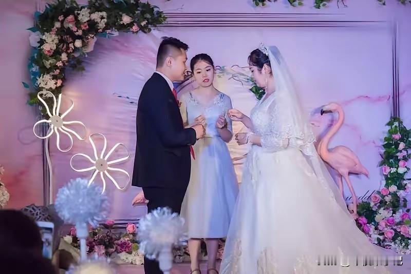 婚礼上新娘临时索要3万改口费 否则不喊妈 婆婆当场掏钱：不用叫

婚礼现场瞬间死
