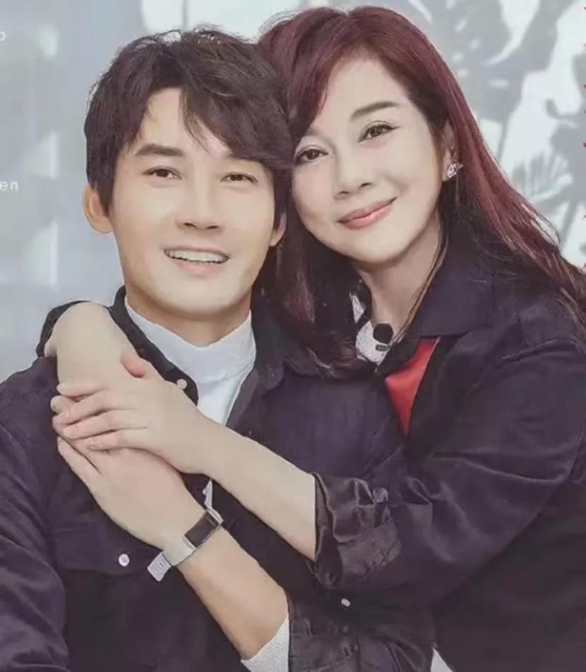 当年，得知儿子张铎要娶陈松伶，张妈妈气哭了:“她不但比你大8岁，还没名没钱，你图