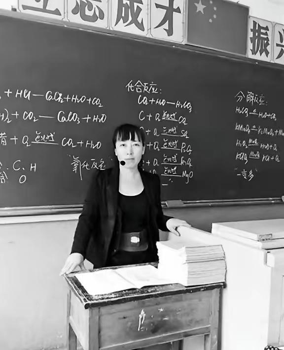 2013年，河北遵化一名从教十五年、拿过十次先进教师称号的女老师，突然在课堂上被