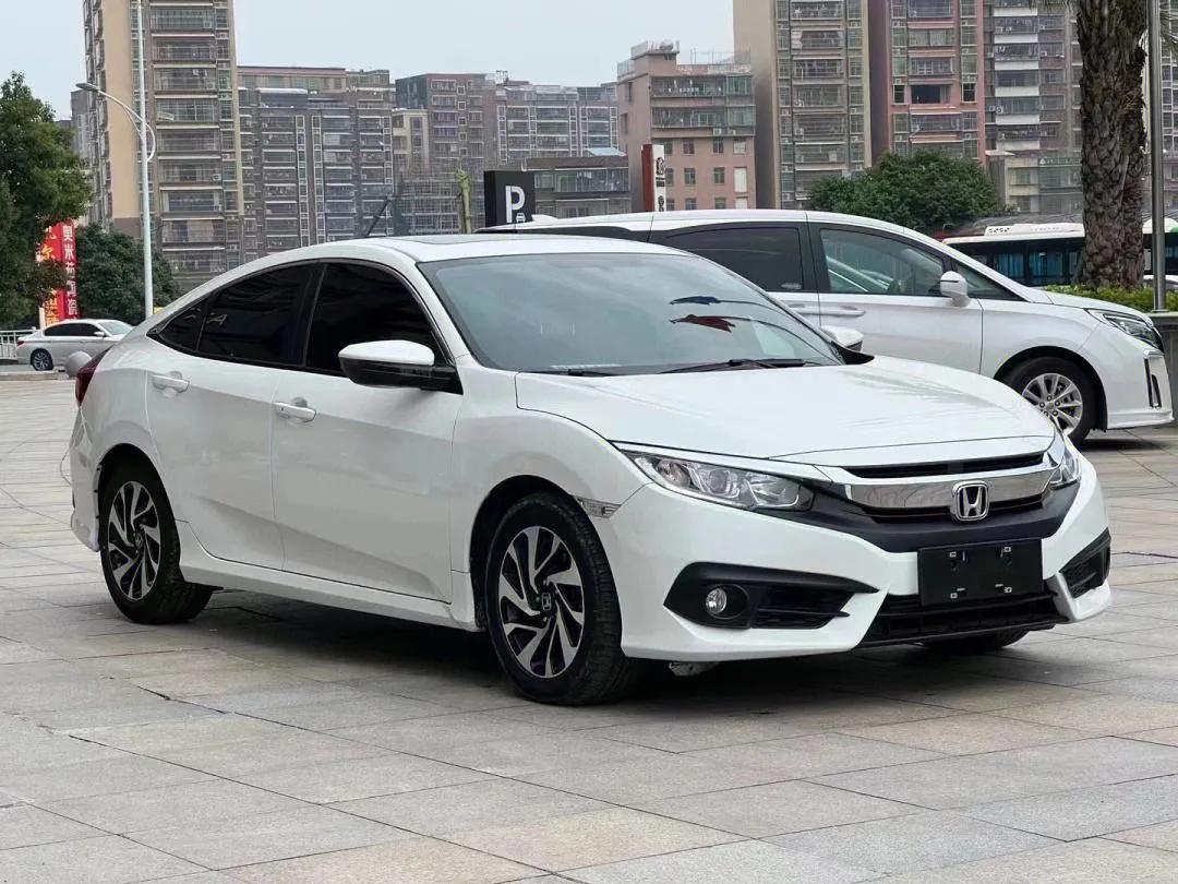 思域踩油门A柱与中控连接处异响是什么情况？18年十代思域，最近开始异响严重，就是