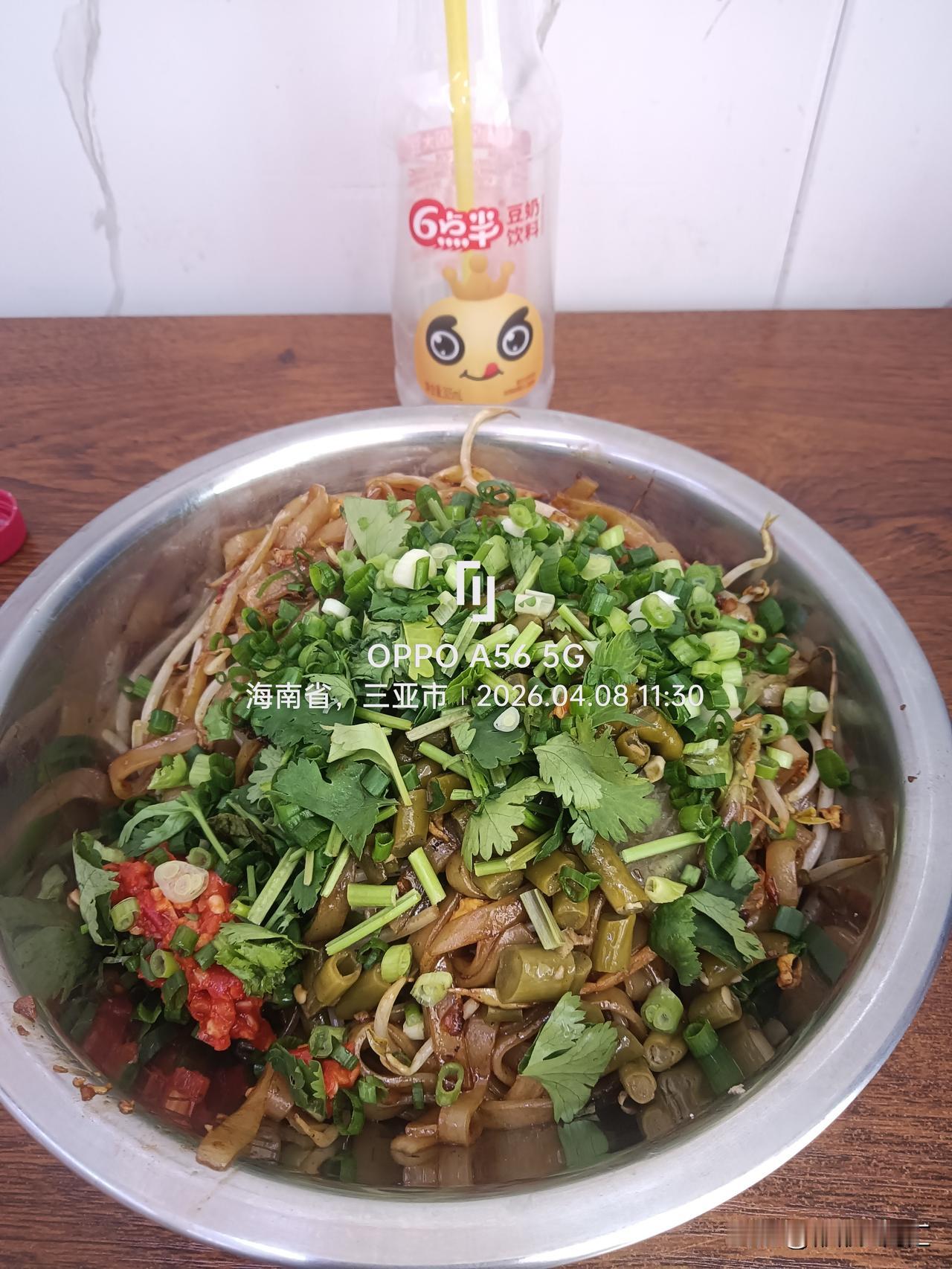 昨天又去金鸡岭东二巷吃瘦肉炒老友粉，吃完直呼过瘾，还送了一瓶豆奶，这福利太贴心了