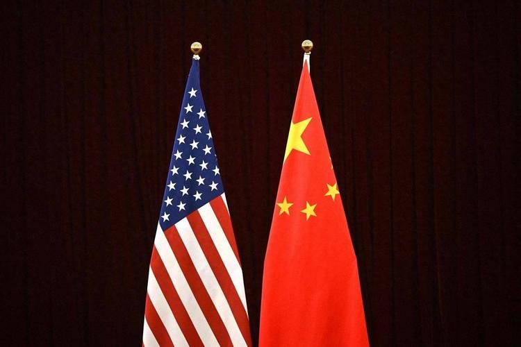 特朗普此次访华，是中美关系重回理性轨道的重要里程碑，对外释放三大明确信号。

第
