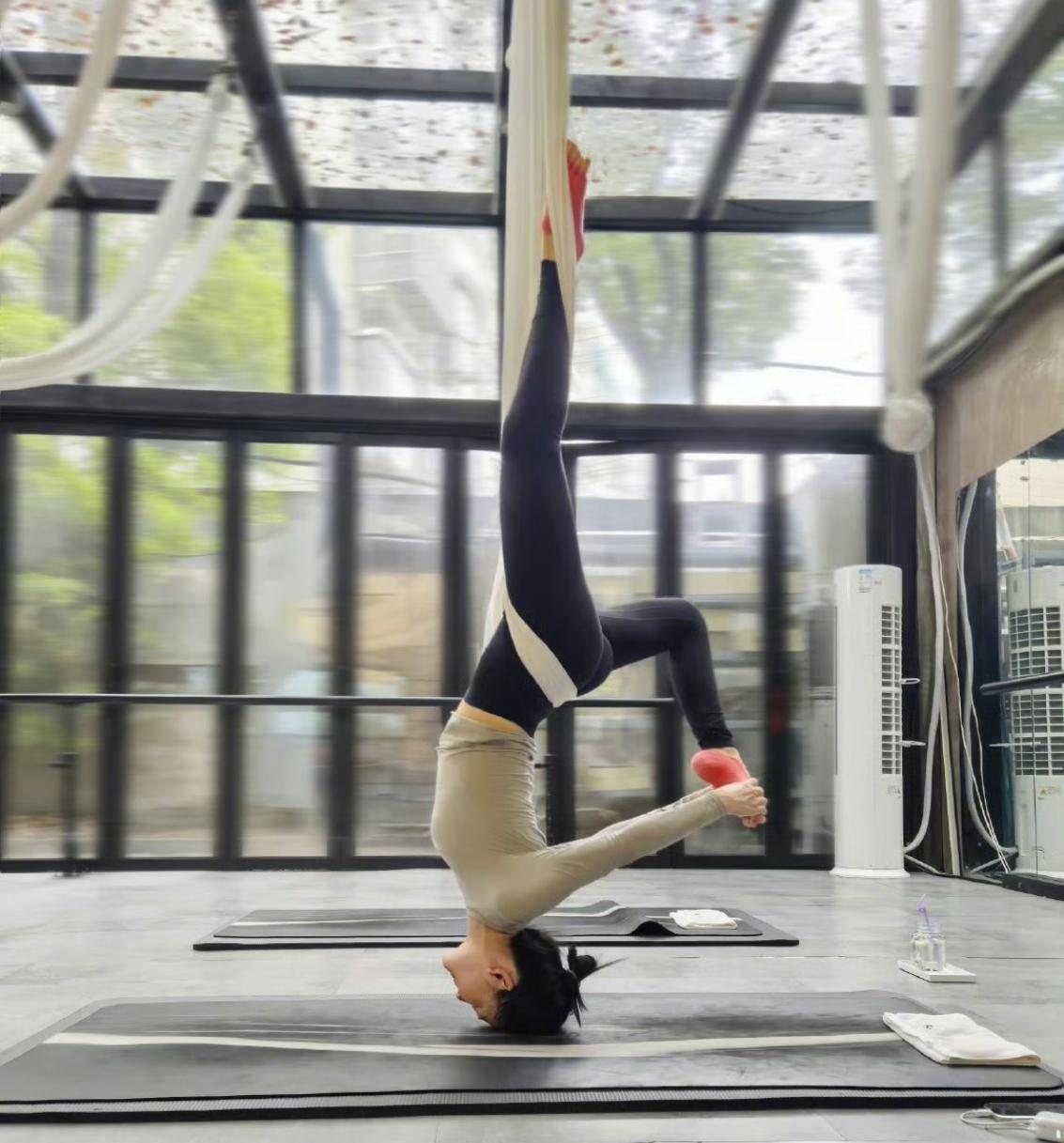 我问开瑜伽馆的表姐，

谢娜空中倒立啊，她的瑜伽是不是太厉害了？你手下有跟他这么