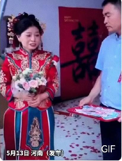 泪目！妹妹出嫁，头也不回抽走一张喜钱，哥哥瞬间泪崩。河南一名女子结婚，父母已离世