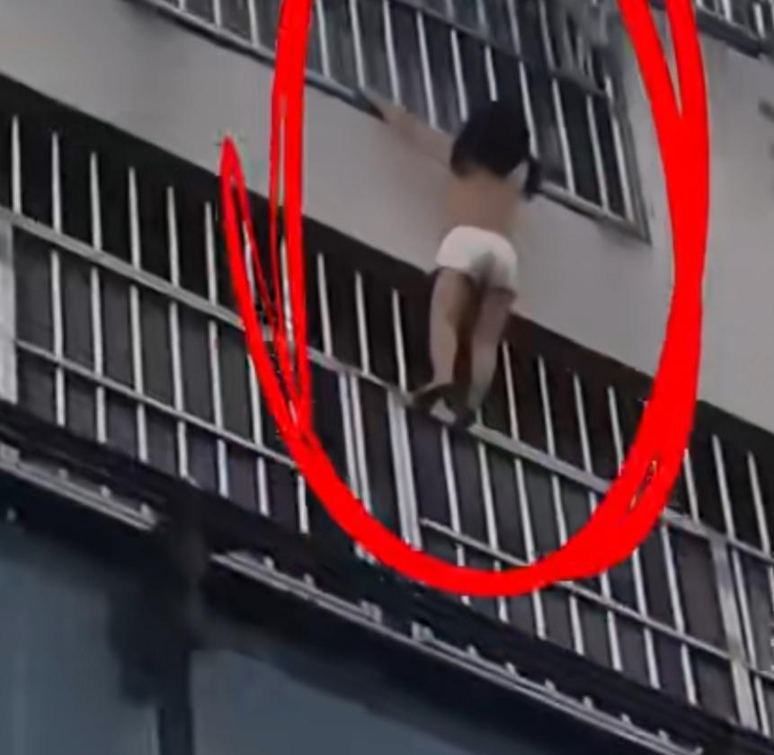 千钧一发！街坊扯被单接住坠落幼童
 
8月17日，安徽安庆一处居民楼上演惊险又暖