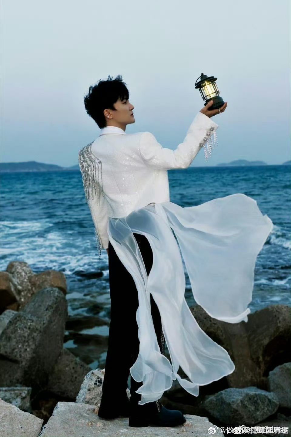 周深玩游戏差点和自己吵起来周深玩游戏主打一个沉浸式！品质盛典上急到差点和自己吵起