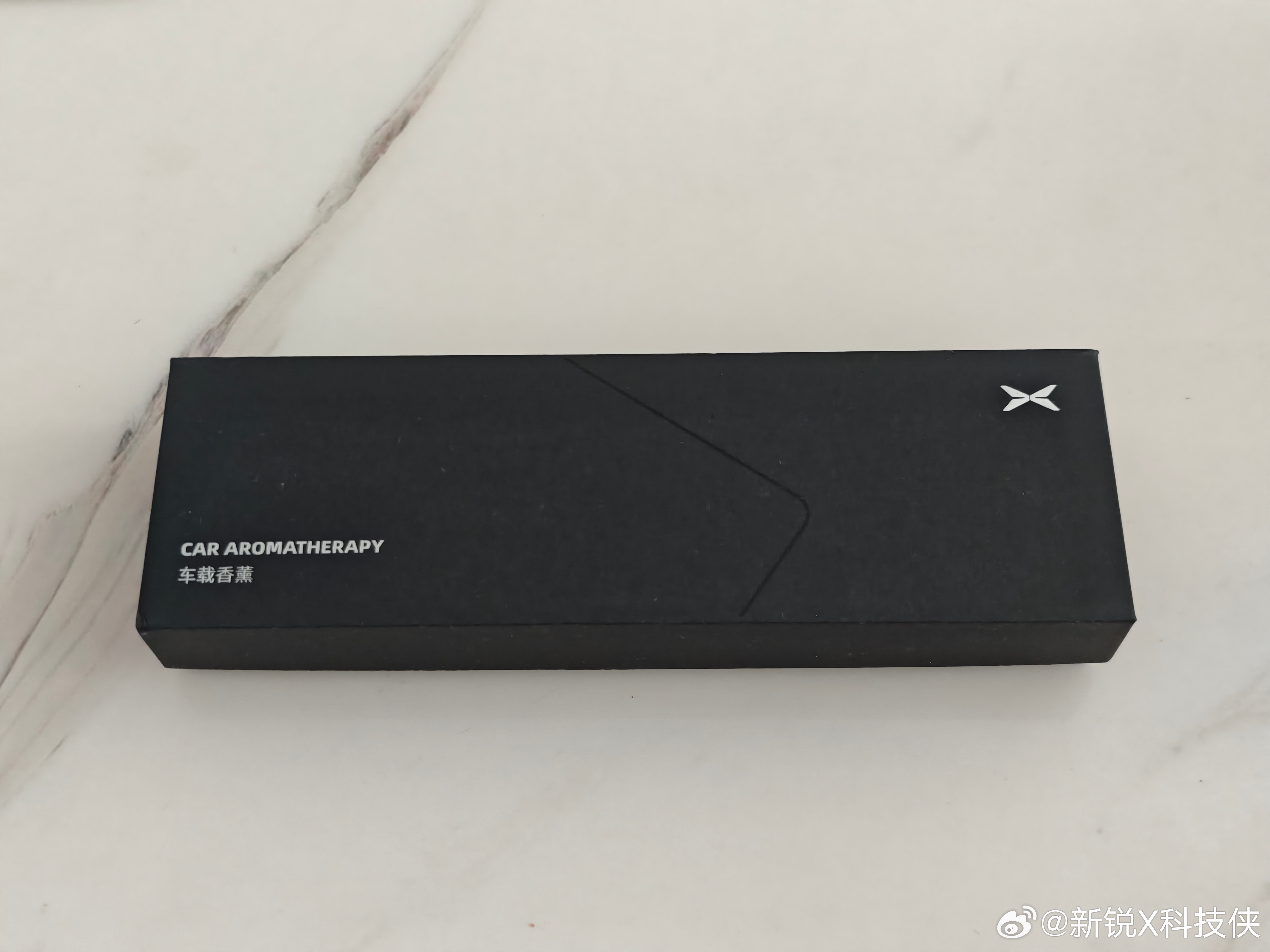 又是开心的一天，刚刚收到了微博上中奖的“小鹏车载香薰”，一会儿我就放到车里，每天