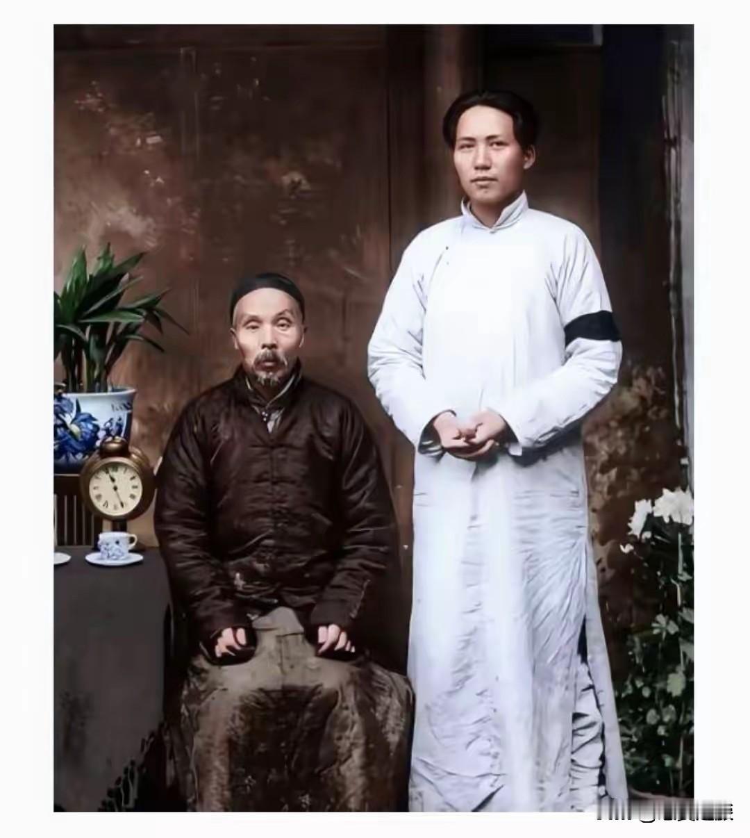这张弥足珍贵的老照片，是伟人父子留存于世难得的同框影像。黑白光影定格下深沉厚重的