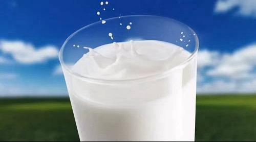 【散奶涨了三毛，中小乳企的生死门槛】原奶价格触底反弹，散奶涨幅超30%。没牧场、