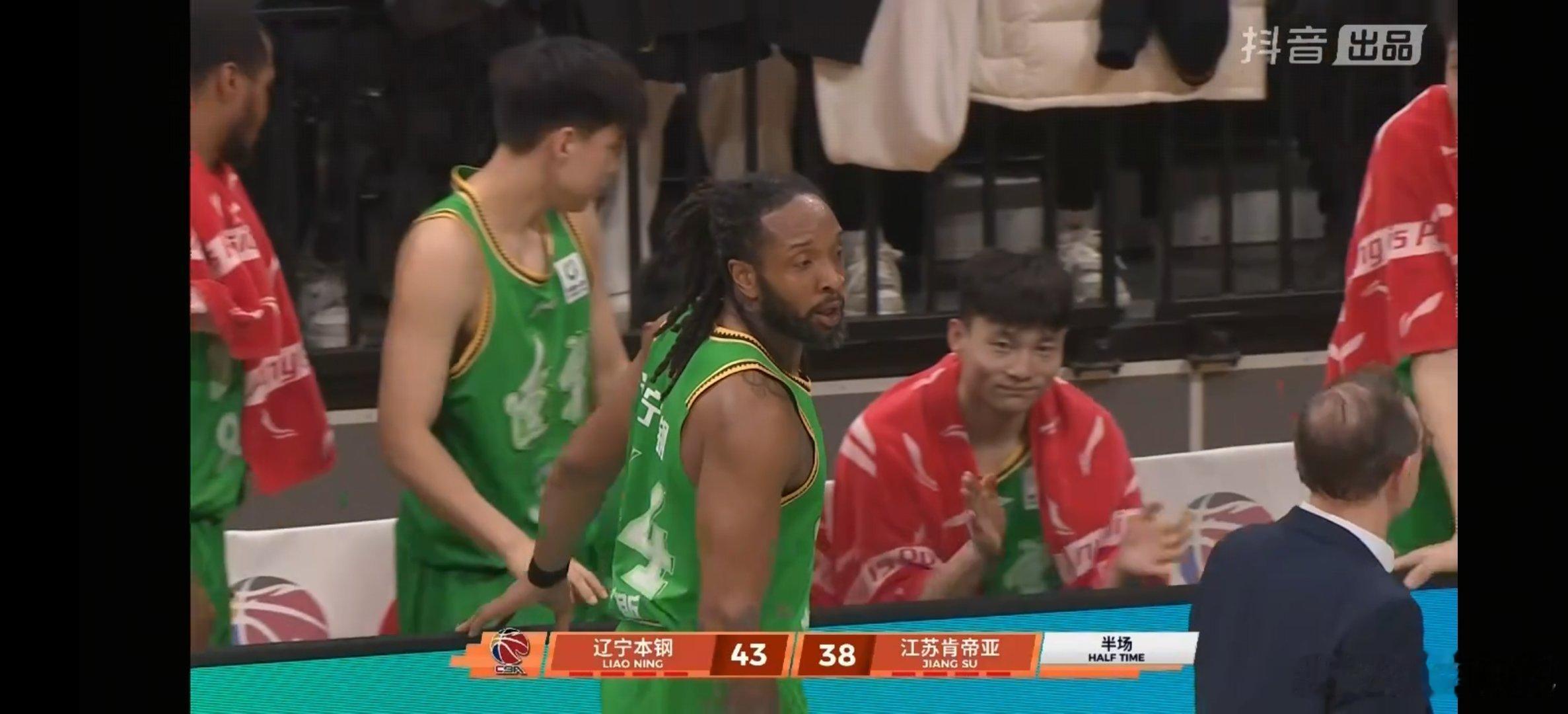 半场结束，辽宁本钢主场43-38领先江苏肯帝亚。cba