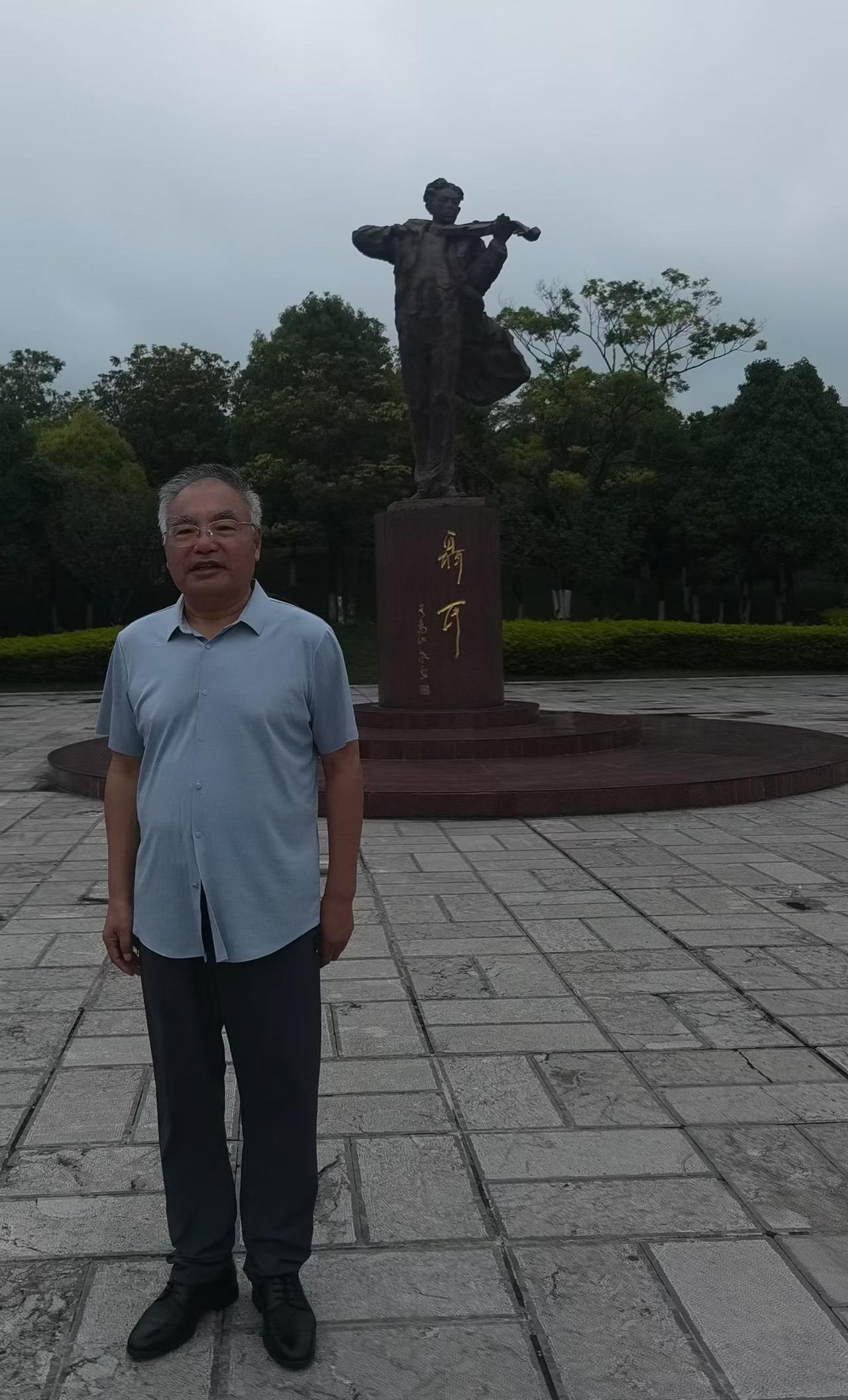 中国散文学会副会长高振（图一），于6月26日出席在聂耳的母校——昆明学院召开的“
