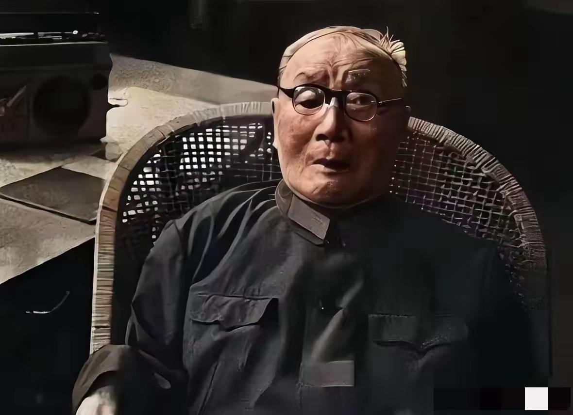 让人泪目，曾经统率千军万马的“军神”刘伯承元帅，年近九十，静静地坐在椅上，双目失
