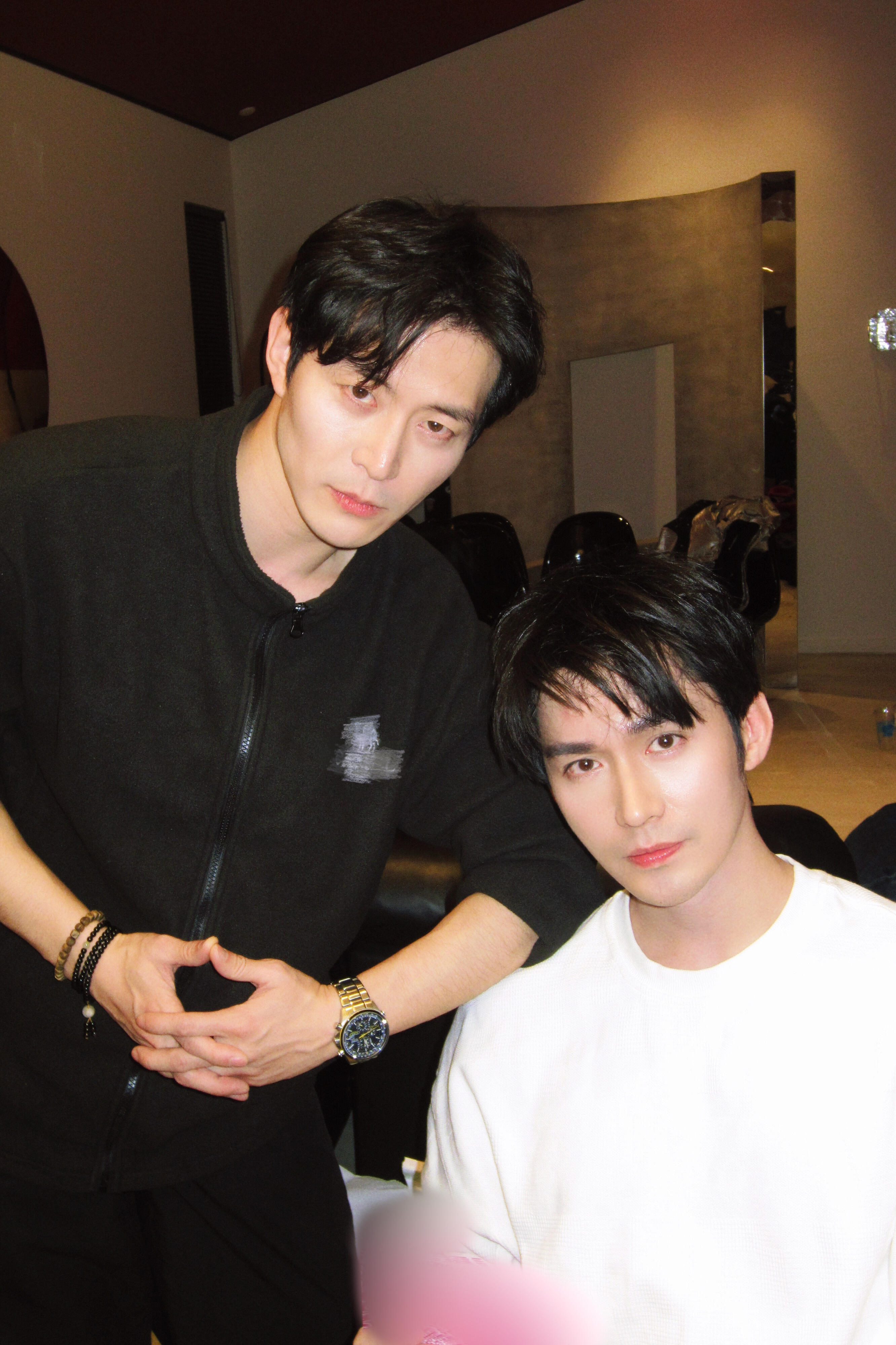 猜猜两人谁大谁小！ 相差多少岁 