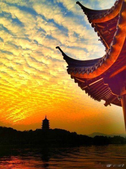 周二沪深两市低开低走。早盘三大指数低开后一度小幅冲高后出现震荡回落。猪肉、地产股